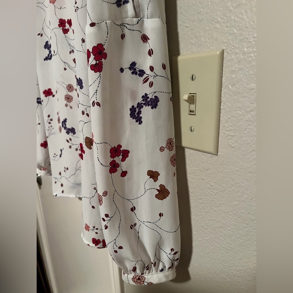 Liz Claiborne Large Floral Blouse White Long Sleeve Gold Button Accent Top - Picture 9 of 9